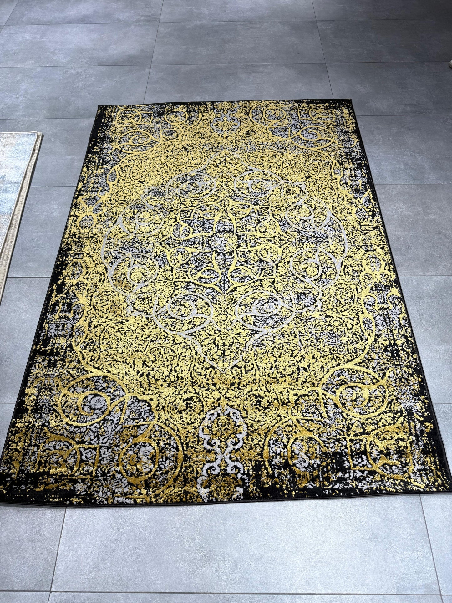Impressive Koleksiyonu 4 Metrekare Siyah Altın Gri Klasik Salon Mutfak Yatak Odası Halısı - Ottofis Halı